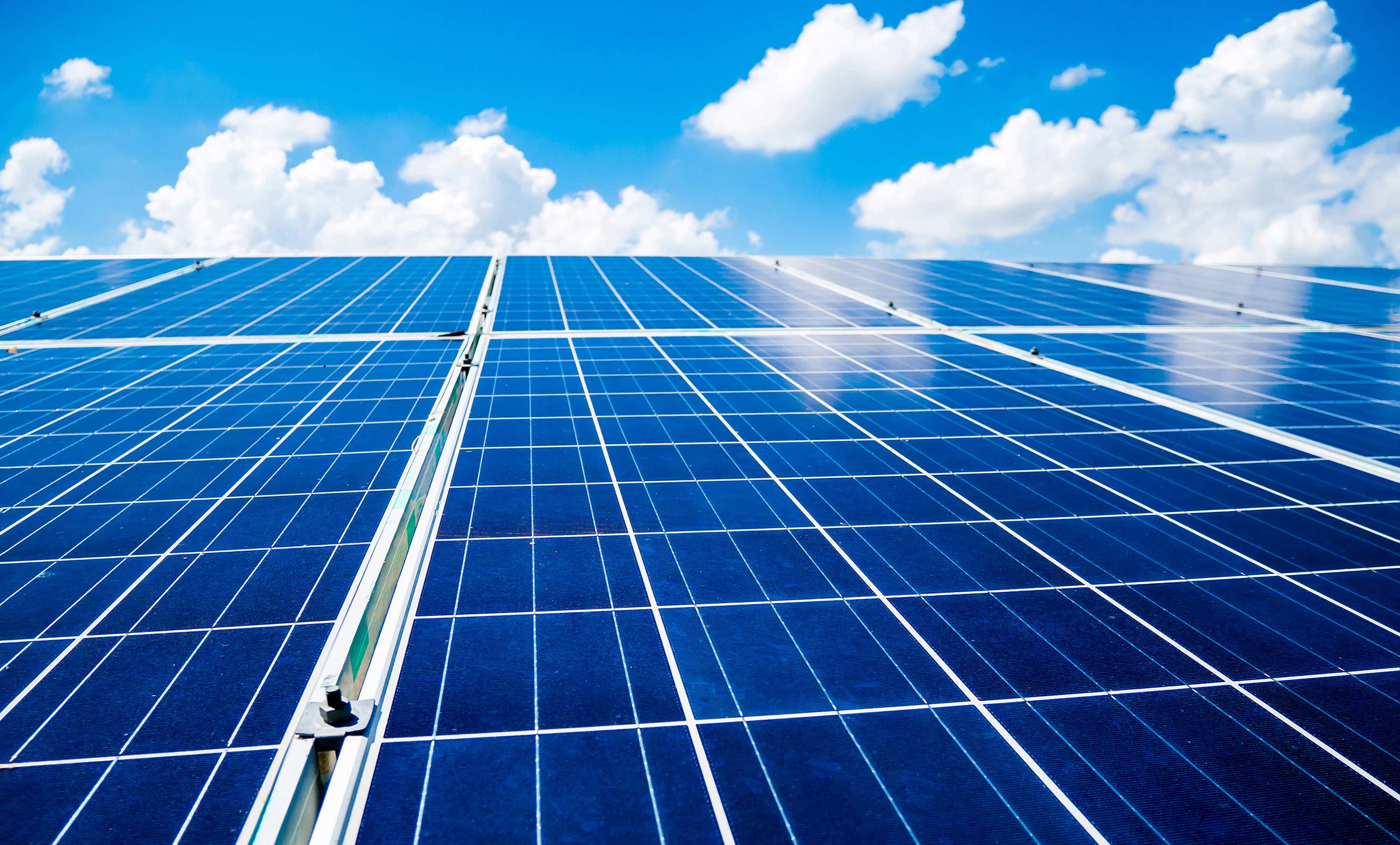 Solcellspaneler på tak till bostadsrättsförening