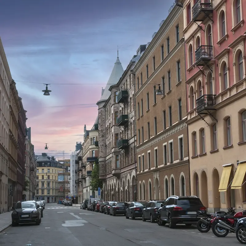 Riddargatan på Östermalm i Stockholm i solndgång.