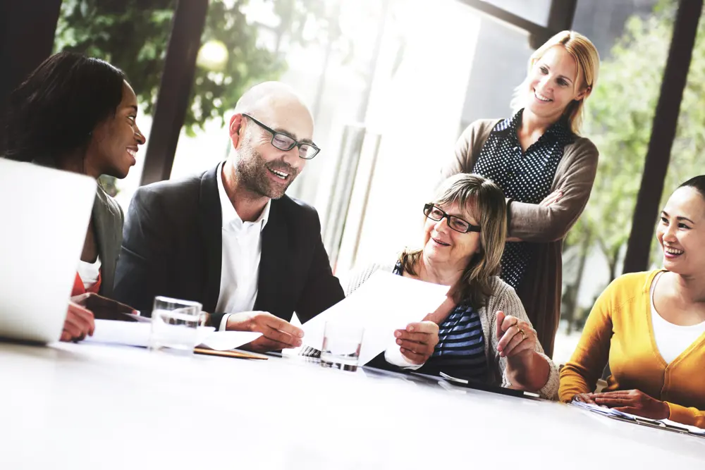 Glada styrelsemedlemmar på möte.