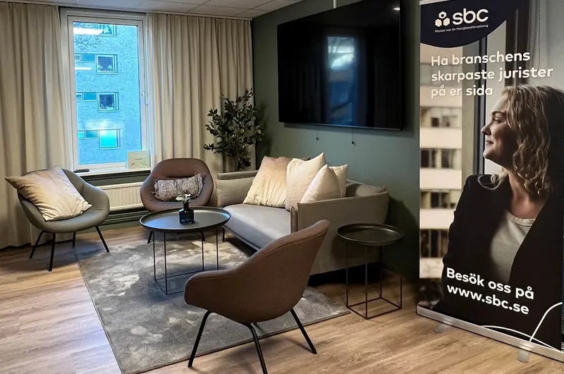 Gemensam yta med soffa i SBCs kontor i Uppsala
