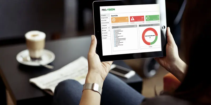 En bostadsrättshavare använder verktyget Prevision på sin iPad