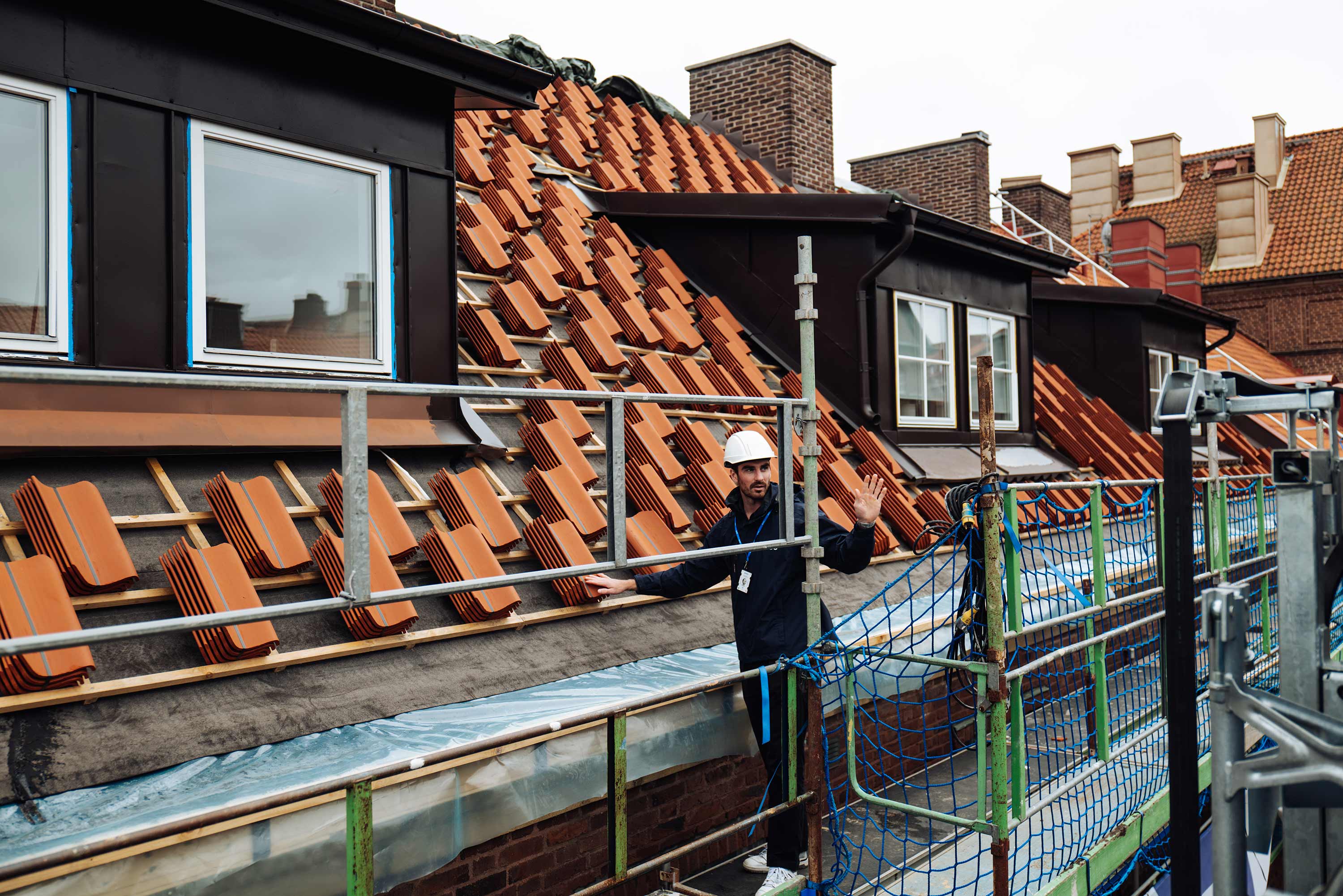 pågående takrenovering med en projektledare från sbc