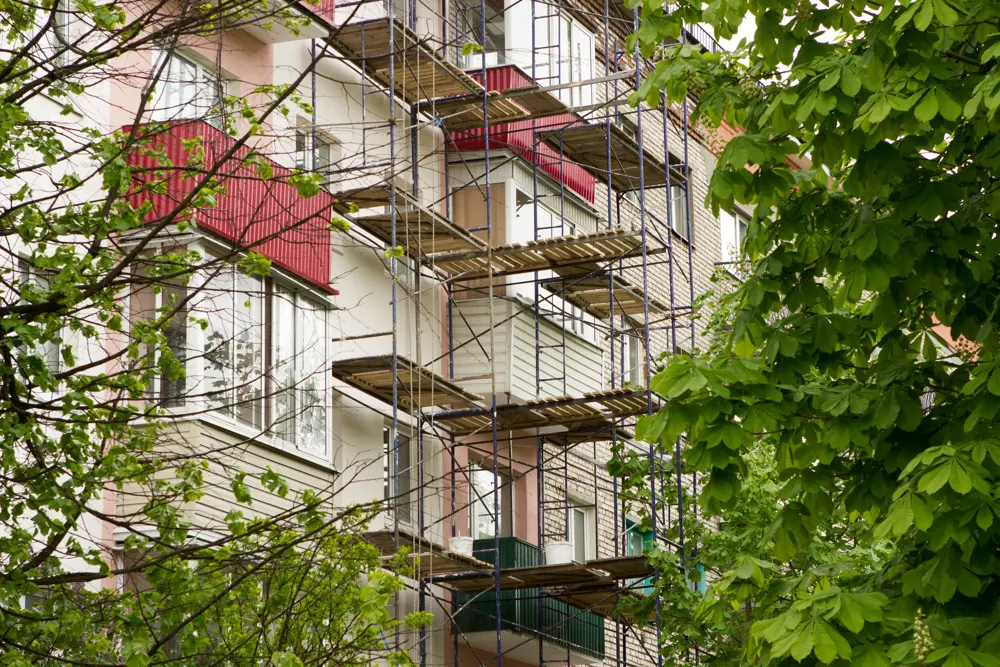 Fastighet med byggställningar mot fasaden.