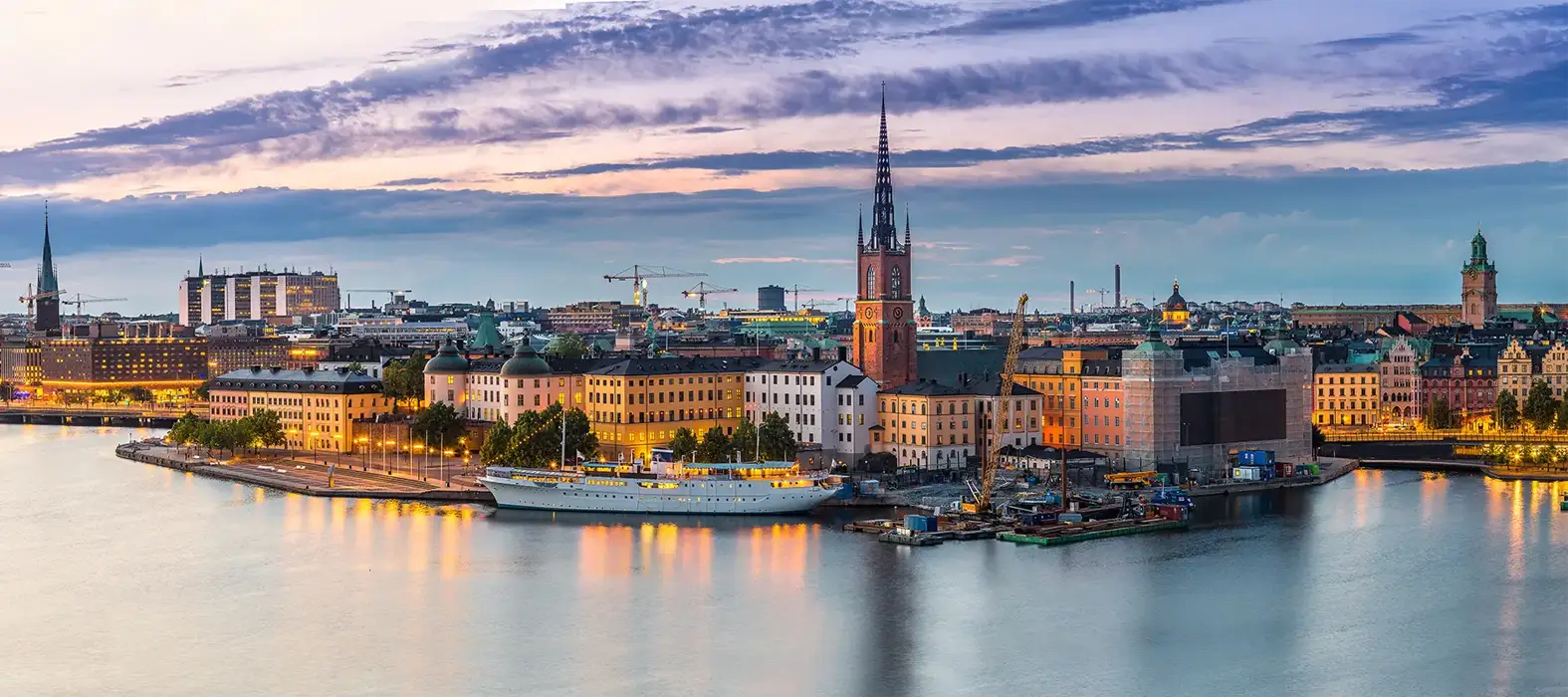 Vy över bostadshus i Stockholm omringad av vatten.