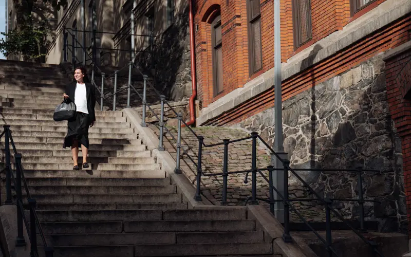 Josefine Ekonomisk förvaltare på SBC går ner för trappor
