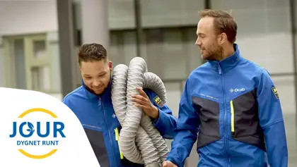 Två manliga kollegor från Ocab, en bärandes på rör. Logo Jour dygnet runt.